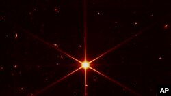 جیمز ویب نے دس لاکھ میل کی دوری سے دو ہزار نوری سال کی مسافت پر واقع ایک ستارے کی انتہائی روشن تصویر بھیجی ہے، جسے زمین پر انسانی آنکھ سے دیکھنا آسان نہیں۔ 