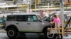 ARHIVA - Radnici sastavljaju model Bronko u Fordovoj fabrici u Mičigenu, jun 2021. (Foto: AP/Carlos Osorio) 