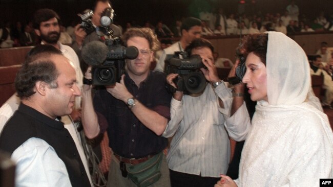 اس سے پہلے کہ نواز شریف سیاسی داؤ پیچ شروع کرتے 1989 میں بے نظیر بھٹو نے پنجاب میں وزیرِ اعلیٰ نواز شریف کی حکومت گرانے کے لیے ان کے خلاف عدم اعتماد کی تحریک لانے کا فیصلہ کیا۔