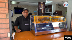 Wilson Soto, vendedor de pastelitos en Venezuela. [Foto: Gustavo Ocando]
