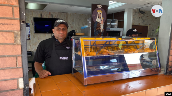 Wilson Soto, vendedor de pastelitos en Venezuela. [Foto: Gustavo Ocando]