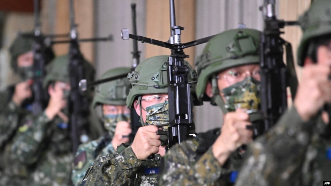 Tentara cadangan Taiwan mengikuti pelatihan militer di pangkalan militer di Taoyuan pada 12 Maret 2022. (Foto: AFP/Sam Yeh)