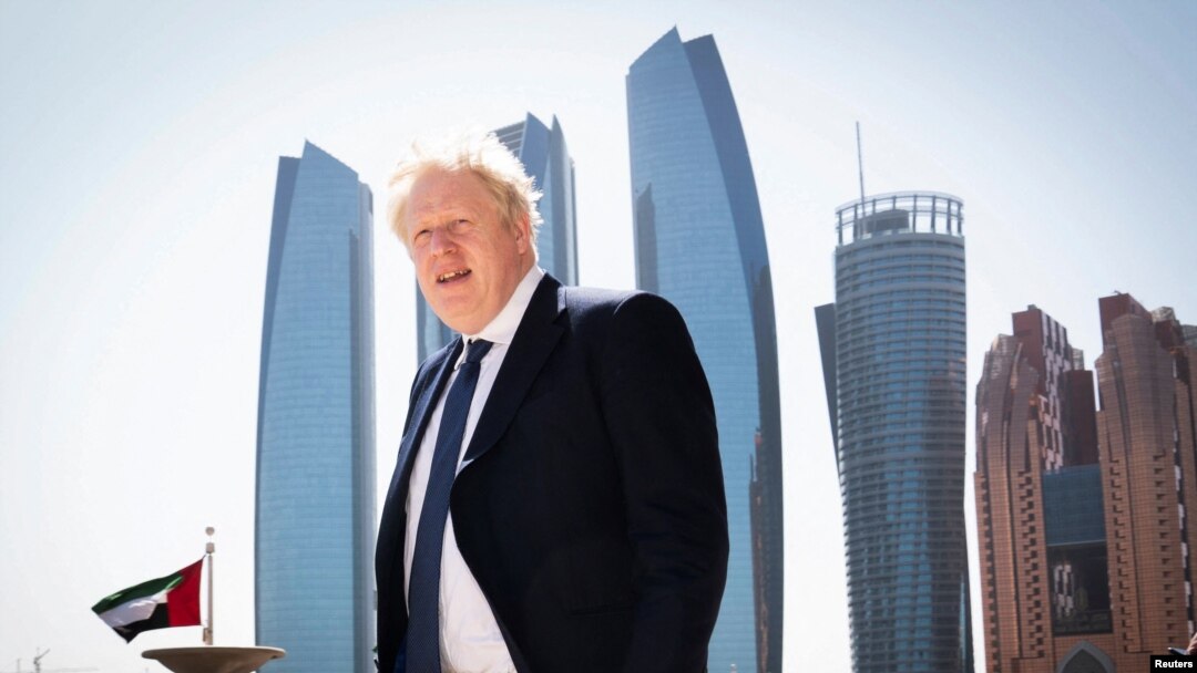 Thủ tướng Anh Boris Johnson tới một cuộc phỏng vấn với truyền thông tại khách sạn Emirates Palace trong chuyến thăm tới Các Tiểu vương quốc Ả Rập Thống nhất ở Abu Dhabi hôm 16/3, giữa bối cảnh cuộc xâm lược của Nga ở Ukraine.