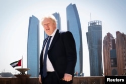 Perdana Menteri Inggris Boris Johnson tiba untuk wawancara media di Emirates Palace Hotel selama kunjungannya ke Uni Emirat Arab, di tengah invasi Rusia ke Ukraina, di Abu Dhabi, 16 Maret 2022. (Foto: via Reuters)