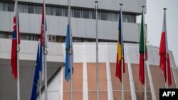 法国东部斯特拉斯堡欧洲委员会总部外，在俄罗斯国旗被移除后，其中一个旗杆没有了旗帜。(2022年3月16日)