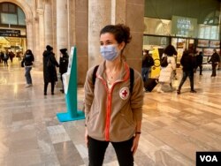 Raudonojo kryžiaus darbuotoja Elodie Esteve Gare de l'Est geležinkelio stotyje.  Humanitarinė grupė bendradarbiauja su Paryžiaus miesto pareigūnais ir kitomis agentūromis, kad padėtų naujiems pabėgėliams.  (Lisa Bryant / Amerikos balsas)