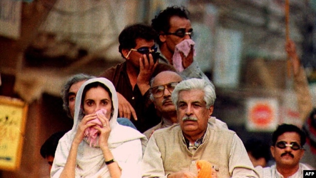 نومبر 1992 میں اسلام آباد میں ایک احتجاج کے دوران سابق وزیرِ اعظم بے نظیر بھٹو اور سابق نگراں وزیرِ اعظم غلام مصطفیٰ جتوئی شریک ہیں۔