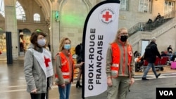 Red cross volunteers waiting to greet Ukrainian refugees arriving by train at the Gare de l'Est in Paris. (Lisa Bryant/VOA)