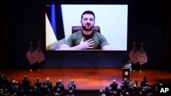 Speaker of the House Nancy Pelosi introduces Ukrainian President Volodymyr Zelenskyy to speak to the US Congress by video at the Capitol in Washington, March 16, 2022. 