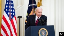 Presiden AS Joe Biden berbicara dalam peringatan Equal Pay Day di Gedung Putih, Washington, pada 15 Maret 2022. (Foto: AP/Patrick Semansky)