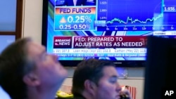 Layar televisi di lantai New York Stock Exchange, 16 Maret 2022, menunjukkan keputusan suku bunga Federal Reserve. (Foto: AP)