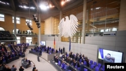 Депутаты Бундестага стоя приветствуют видеообращение президента Украины Владимира Зеленского. Берлин, 17 марта 2022.