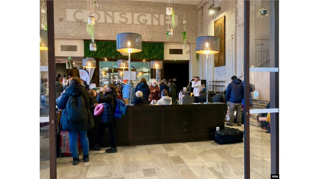 Un centro de bienvenida improvisado de la Cruz Roja para los ucranianos que llegan a la Gare de l'Est en el norte de París. [Lisa Bryant/VOA]