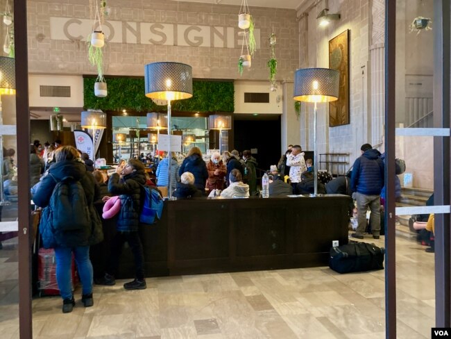 Un centro de bienvenida improvisado de la Cruz Roja para los ucranianos que llegan a la Gare de l'Est en el norte de París. [Lisa Bryant/VOA]