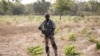  Un séparatiste appartenant au Mouvement des forces démocratiques de Casamance (MFDC) monte la garde avant la libération de sept soldats sénégalais capturés dans une colonie abandonnée à Baipal en Gambie, le 14 février 2022.