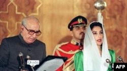 بے نظیر بھٹو 1988 میں پہلی مسلم خاتون وزیرِ اعظم بنیں تھیں۔