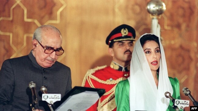 بے نظیر بھٹو کے وزیر اعظم بننے کے 11 ماہ بعد ان کے خلاف اپویشن نے عدمِ اعتماد کی تحریک پیش کردی تھی۔