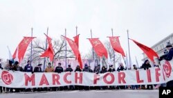 Activistas antiaborto marchan durante la Marcha anual por la vida frente al Capitolio, el viernes 19 de enero de 2024 en Washington DC.