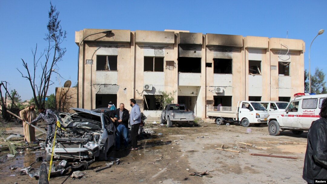 Mobil dan gedung yang rusak akibat ledakan di dekat markas polisi di kota Zliten, Libya, 7 Januari 2016.