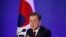Tổng thống Moon Jae-in phát biểu trong cuộc họp báo Năm Mới tại Dinh Ngói Xanh ở Seoul ngày 14/1/2020.