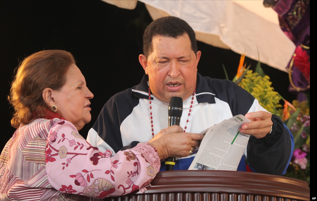 El presidente de Venezuela, Hugo Chávez, en compañía de su madre Elena Frías de Chávez, asiste a una misa en Barinas, Venezuela.
