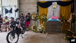 ARCHIVO - Las muertes de migrantes guatemaltecos en su ruta a Estados Unidos son una constante en el país centroamericano, en esta imagen del 12 de abril de 2023 es captado el féretro con los restos de un joven que pereció en un centro de detención en México.