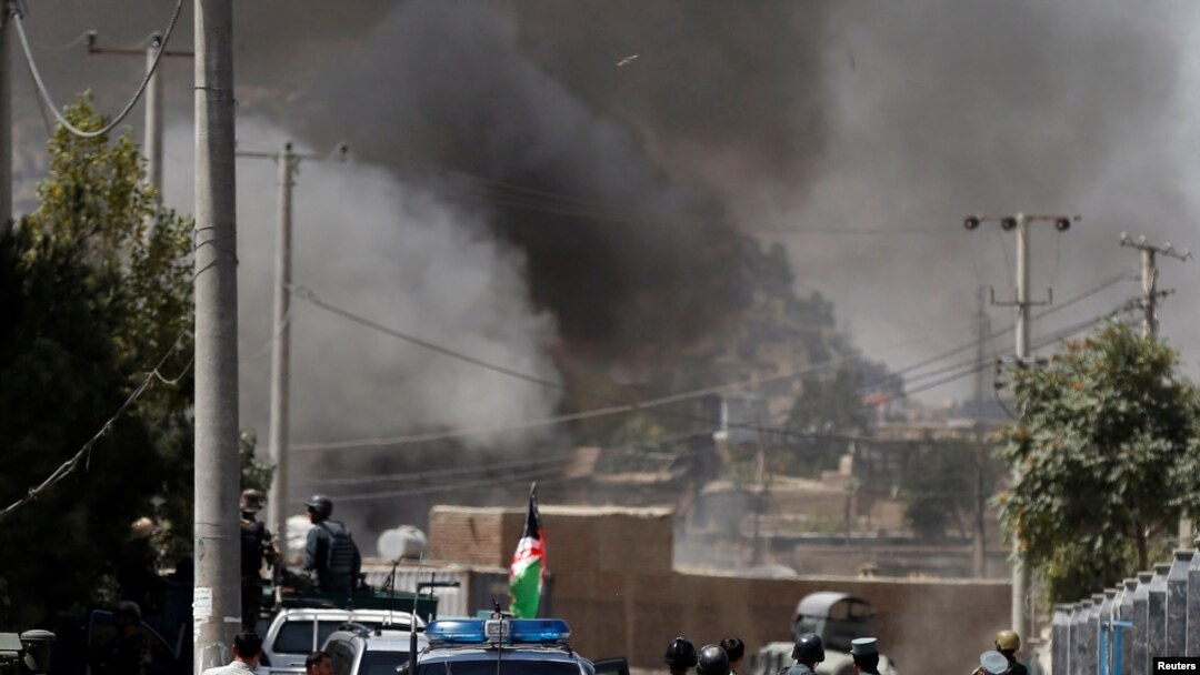 Asap hitam mengepul dari lokasi yang menjadi target seragan Taliban di Kabul, Afghanistan, 21 Agustus 2018. (REUTERS/Mohammad Ismail)