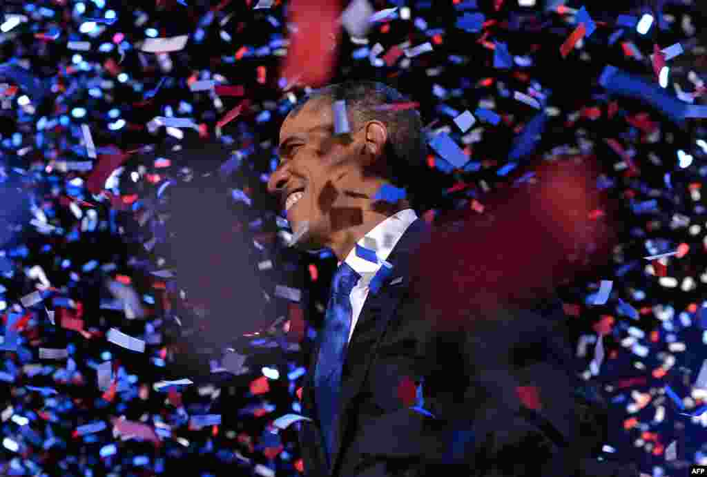 Barack Obama oo u dabaaldegaya guushii uu ka gaaray doorashada madaxtinimada Maraykanka,Chicago on November 7, 2012. 