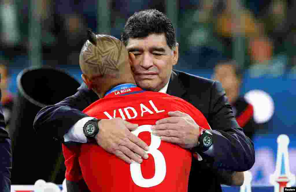 Diego Maradona abraça Arturo Vidal do Chile após o jogo Chile x Alemanha - Copa das Confederações da FIFA Rússia 2017 - Final - Estádio de São Petersburgo, São Petersburgo, Rússia - 2 de julho de 2017