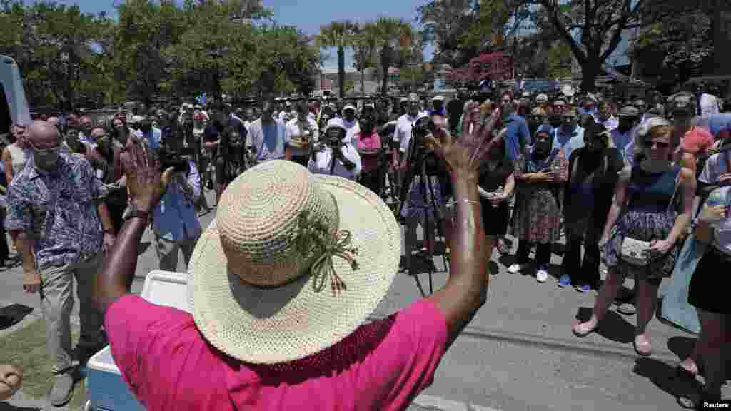 Doa bersama di depan Gereja Emmanuel AME menyusul penembakan massal di Charleston, South Carolina (18/6). (Reuters/Brian Snyder)