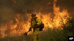 2008年7月30日，加利福尼亚州的一名消防员沿着收容线行走。