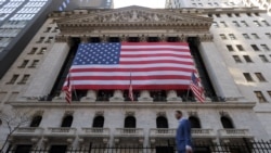 Pemandangan bagian depan dari gedung Bursa Efek New York (NYSE) yang terletak di Kota New York, dalam foto yang diambil pada 6 November 2024. (Foto: Reuters/Andrew Kelly)