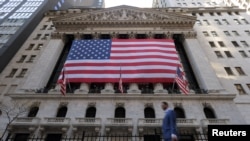 Pemandangan bagian depan dari gedung Bursa Efek New York (NYSE) yang terletak di Kota New York, dalam foto yang diambil pada 6 November 2024. (Foto: Reuters/Andrew Kelly)