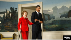 Mantan Ibu Negara Nancy Reagan dan Presiden Obama