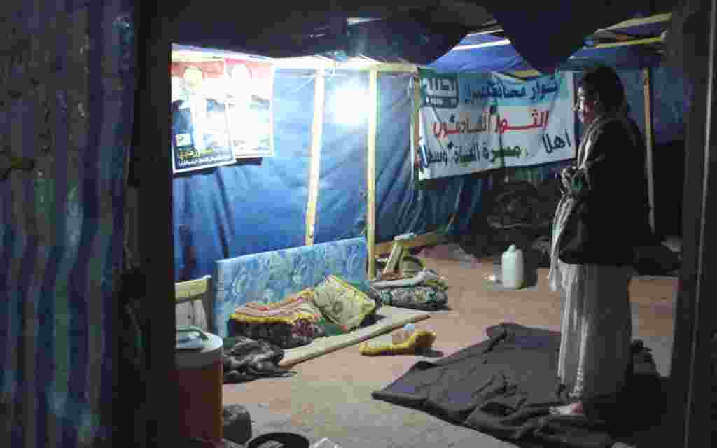 Seorang pria di dalam tenda para demonstran di Sana'a menjalankan sholat pada malam sebelum hari pemilihan di Yaman, 20 Februari 2012 (VOA - E. Arrott).