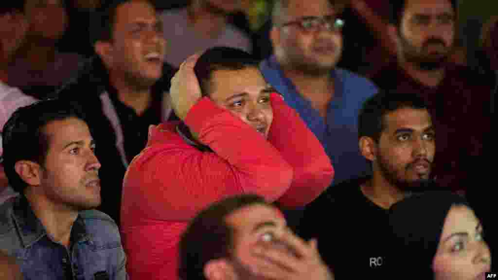 Les fans de football égyptiens réagissent en regardant le dernier match de football de la Ligue des champions de la CAF entre Al-Ahly et le &nbsp;Wydad Casablanca, le 4 novembre 2017.