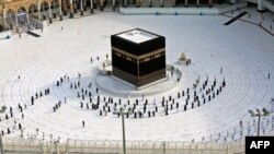 Sebagian jemaah haji melakukan Tawaf (mengelilingi Ka'bah) di Mekkah, Arab Saudi (foto: dok). Dalam ibadah haji 28 Juli-2 Agustus kemarin, pemerintah Saudi hanya menerima 1.000 jemaah. 