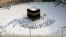 Sebagian jemaah haji melakukan Tawaf (mengelilingi Ka'bah) di Mekkah, Arab Saudi (foto: dok). Dalam ibadah haji 28 Juli-2 Agustus kemarin, pemerintah Saudi hanya menerima 1.000 jemaah. 