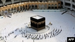 Para jemaah haji di sekitar Kabah saat pelaksanan puncak ibadah Haji, Jumat, di Mekkah, Jumat, 31 Juli 2020. (Foto: AFP)