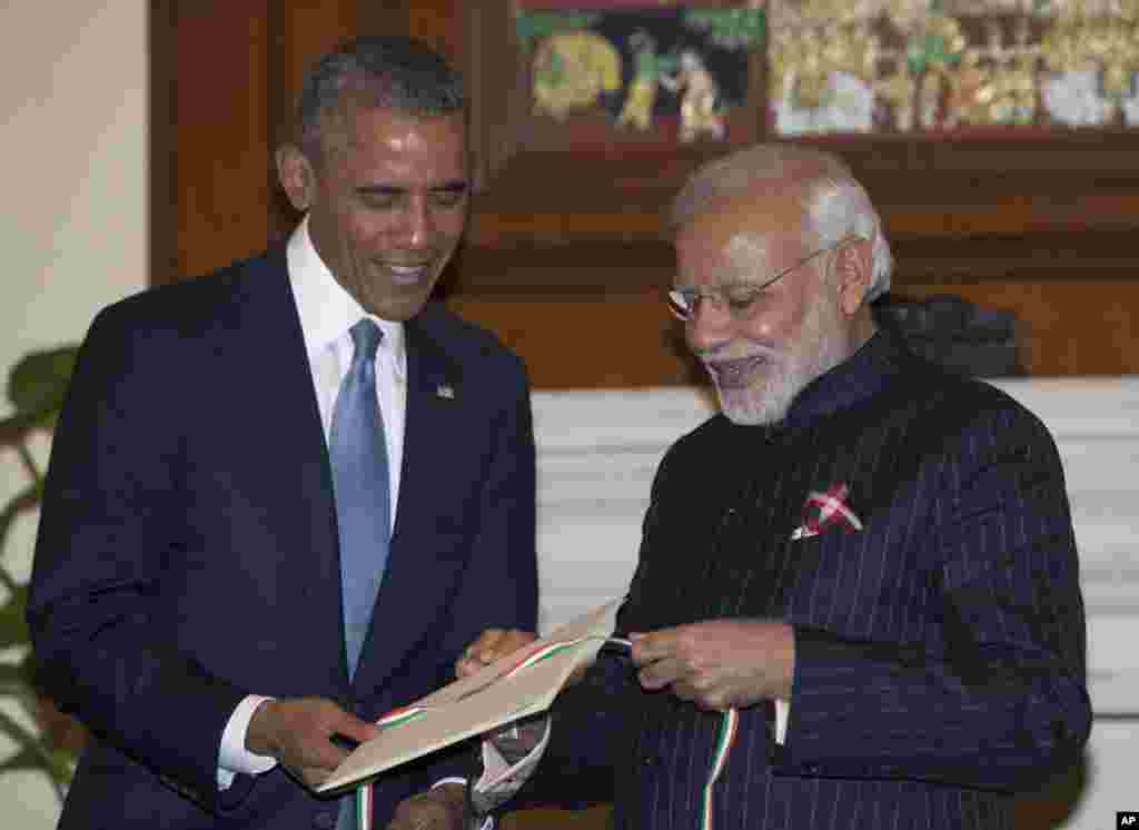 Thủ tướng Ấn Độ Narendra Modi trao cho Tổng thống Barack Obama một bản sao của một bức điện tín năm 1950 của Ngoại trưởng Mỹ Dean Acheson gởi cho người đứng đầu hội đồng hiến pháp của Ấn Độ, khi họ gặp nhau tại New Delhi, ngày 25/1/2015.