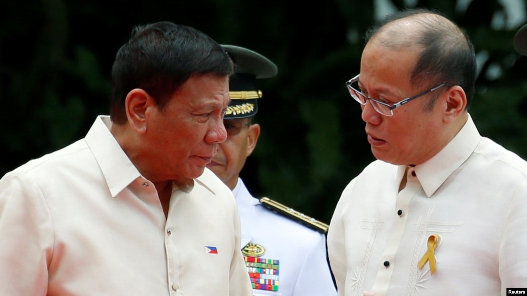 Incoming President Rodrigo Duterte (L) listens as outgoing President Benigno Aquino talks to him before Aquino leaves the Malacanang Palace in Manila, Philippines, June 30, 2016.