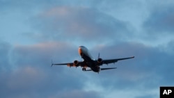 El incidente ocurrió en Atlanta el 29 de noviembre. El avión de Delta había sido autorizado para aterrizar y se alineó en la pista correcta, pero luego giró y casi aterriza en una pista ocupada por otro avión.
