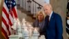 Predsednik Džo Bajden sa suprugom Džil kod sveća sa imenima žrtava pucnjave u osnovnoj školi u Juvaldeu u Teksasu, pre obraćanja naciji na godišnjicu masakra, 24. maja 2023. (Foto: AP/Andrew Harnik)
