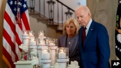 Predsjednik Joe Biden sa suprugom Džil kod sveća sa imenima žrtava pucnjave u osnovnoj školi u Uvaldeu u Teksasu, prije obraćanja naciji na godišnjicu masakra, 24. maja 2023. (Foto: AP/Andrew Harnik)
