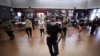 เต้นสะบัดสลัดโควิด! ผู้สูงวัยในนิวยอร์กกลับเข้าชั้นเรียนเต้นหลังการระบาดคลี่คลาย