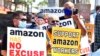 Partidarios de los trabajadores de Amazon protestan frente a Fidelity Investments, uno de los mayores accionistas de la empresa, el 24 de mayo de 2021, en Santa Mónica, California.