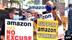 Partidarios de los trabajadores de Amazon protestan frente a Fidelity Investments, uno de los mayores accionistas de la empresa, el 24 de mayo de 2021, en Santa Mónica, California.