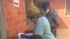 Udinga igama lakhe kugwalo lwe-voters roll koBulawayo. (VOA)