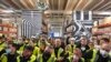 Sejumlah pekerja dari perusahaan Tesla menghadiri pembukaan pabrik baru dari perusahan itu di Gruenheide, Jerman, pada 22 Maret 2022. (Foto: Patrick Pleul/Pool via AP)
