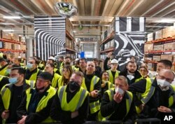کارکنان تسلا در مراسم گشایش کارخانه جدید در گرونهایده، آلمان حضور داشتند.